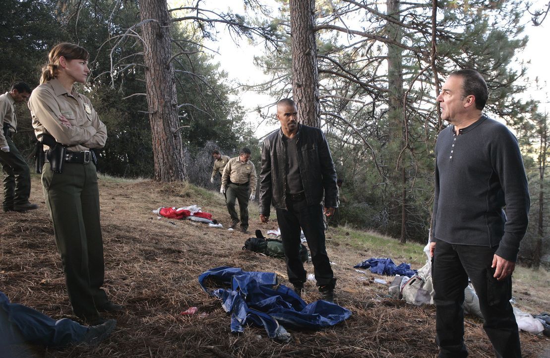 Ein grausamer Fall beschäftigt Derek (Shemar Moore, 2.v.r.) und Gideon (Mandy Patinkin, r.) ... - Bildquelle: Touchstone Television