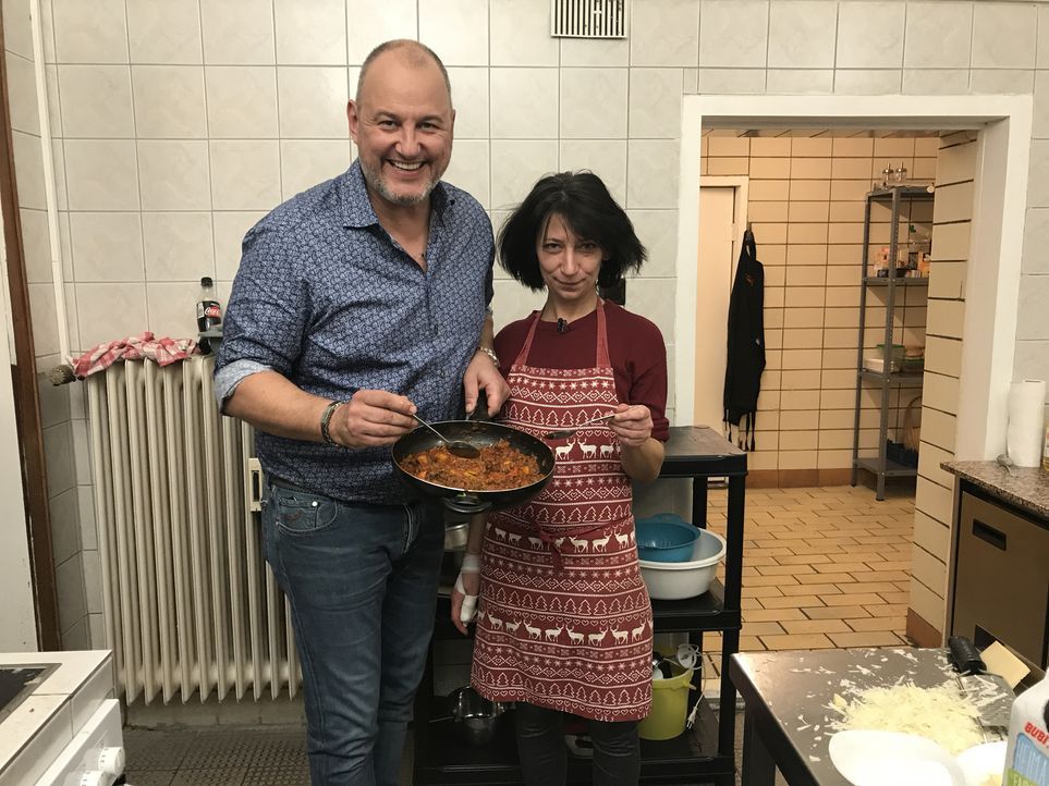 Heute verschlägt es Sternekoch Frank Rosin (l.) nach Moers im Ruhrgebiet. Hier betreibt Kindergärtnerin Mel (r.) ihre griechische Taverne mit ganz v... - Bildquelle: kabel eins
