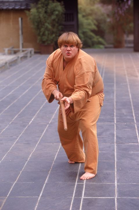 Alles andere als ein trainierter, wendiger Ninja-Kämpfer: Haru (Chris Farley) ... - Bildquelle: 1997 TriStar Pictures, Inc. All Rights Reserved.