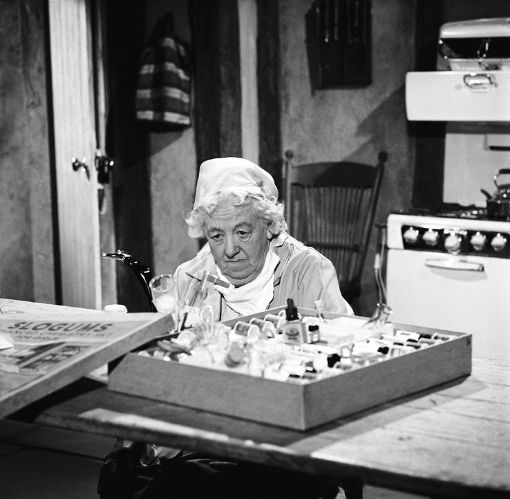 Um dem Täter auf die Schliche zu kommen, macht Miss Marple (Margaret Rutherford) auch vor Chemie-Experimenten nicht Halt ... - Bildquelle: Warner Brothers