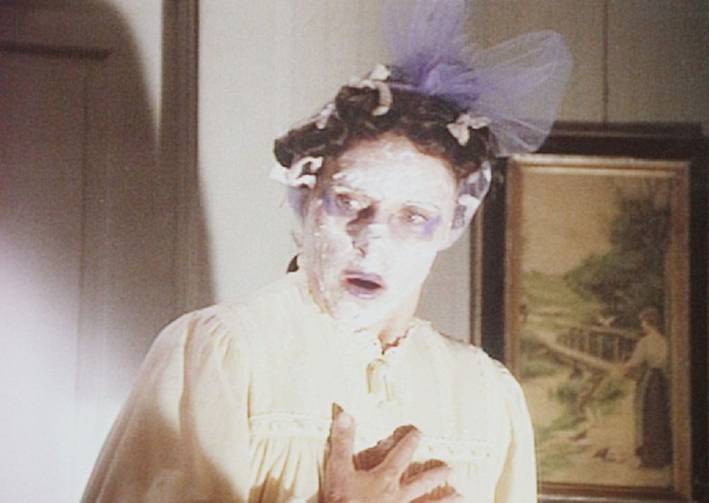 Mrs. Oleson (Katherine MacGregor) hofft, mit einem alten Kosmetikrezept von Kleopatra ihrer Schönheit nachzuhelfen. - Bildquelle: Worldvision
