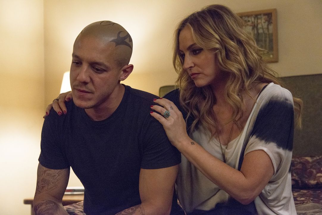 Welche Probleme hat Juice (Theo Rossi, l.), die ihn davon abhalten, alleine zu sein? Wendy (Drea de Matteo, r.) versucht ihm zu helfen ... - Bildquelle: Prashant Gupta 2013 Twentieth Century Fox Film Corporation and Bluebush Productions, LLC. All rights reserved.