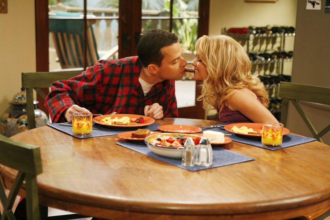 Alans (Jon Cryer, l.) 40. Geburtstag naht, und keiner außer Melissa (Kelly Stables, r.), seiner Geliebten und Vorzimmerdame, interessiert sich daf - Bildquelle: Warner Brothers Entertainment Inc.