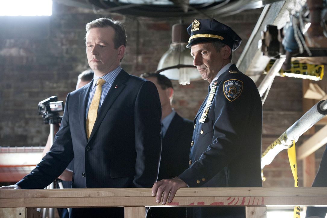 Eliot Delson (Dallas Roberts, l.) von der Abteilung für Schwerverbrechen erkennt sofort das Potenzial, das in Carrie und Al steckt. Er muss sie für... - Bildquelle: Jojo Whilden 2013 Sony Pictures Television Inc. All Rights Reserved.