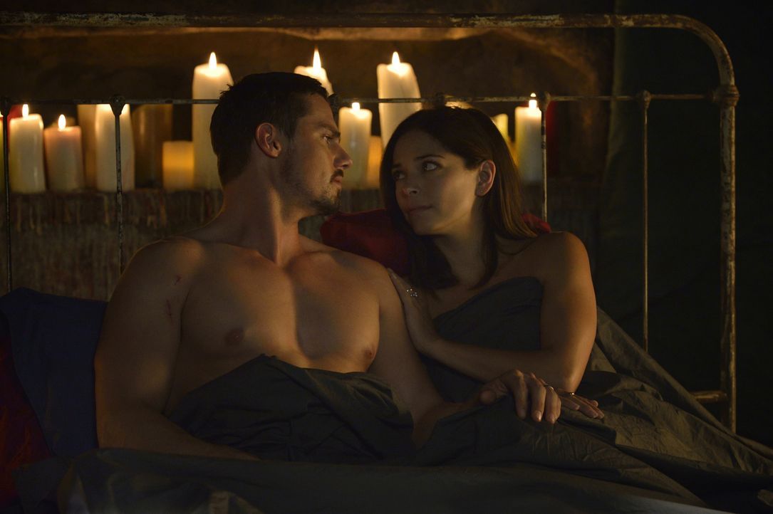 Cat (Kristin Kreuk, r.) tut alles, um das Vertrauen der DHS-Agentin Olivia Dylan zu gewinnen, um so weiterhin in die Behörde vorzudringen. Unterdess... - Bildquelle: Ben Mark Holzberg 2016 The CW Network. All Rights Reserved.