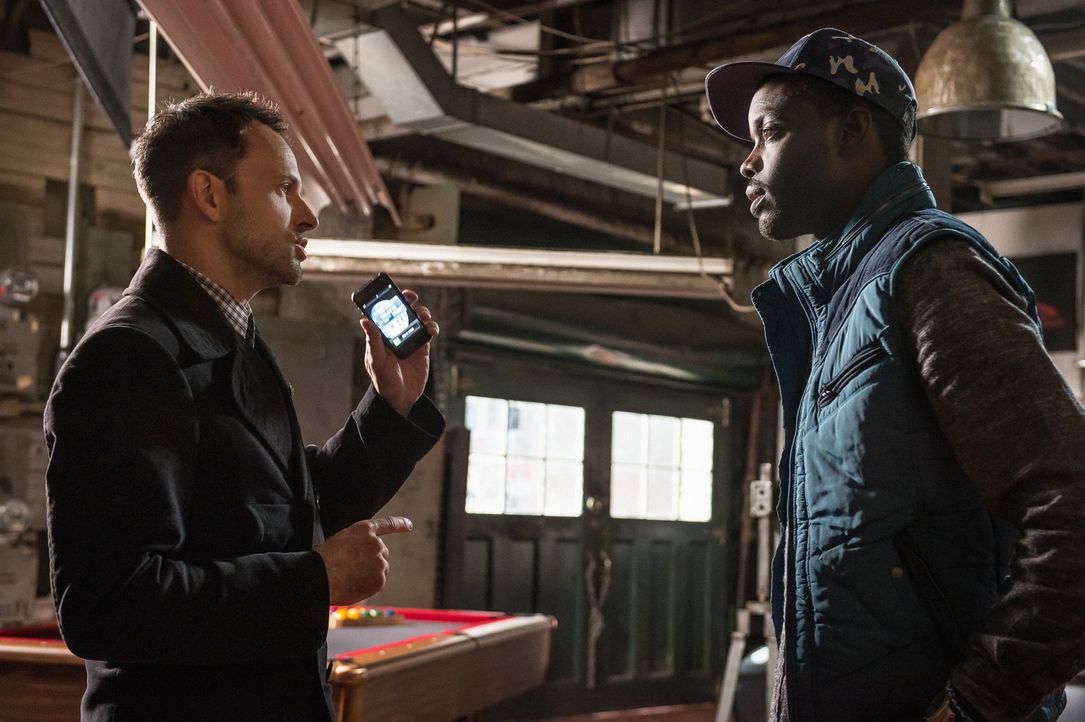 Alfredo Llamosa (Ato Essandoh, r.) versucht, Holmes (Jonny Lee Miller, l.) wegen seiner Schuldgefühle im Zusammenhang mit Bells Verletzung Rat zu ge... - Bildquelle: CBS Television