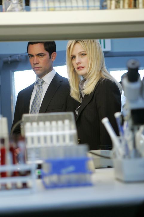 Det. Lilly Rush (Kathryn Morris, r.) und Det. Scott Valens (Danny Pino, l.) erwarten den Laborbericht ... - Bildquelle: Warner Bros. Television