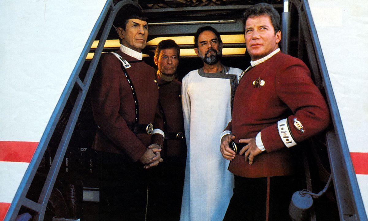 Der vulkanische Herrscher Sybok (Laurence Luckinbill, 2.v.r.) hat die Enterprise mit Captain Kirk (William Shatner, r.), Dr. McCoy (DeForest Kelley,... - Bildquelle: 2003 By Paramount Pictures All Rights Reserved