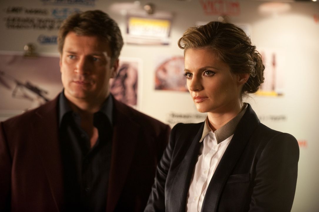 Der aktuelle Fall führt Castle (Nathan Fillion, l.) und Beckett (Stana Katic, r.) mal wieder zu dem Mann, der auch für den Tod von Becketts Mutter v... - Bildquelle: 2013 American Broadcasting Companies, Inc. All rights reserved.