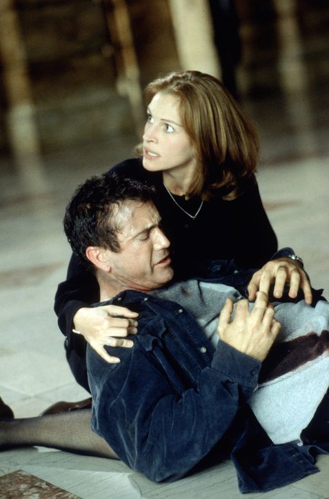 Als Staatsanwältin Alice (Julia Roberts, hinten) bemerkt, dass hinter Fletchers (Mel Gibson, vorne) "Spinnereinen" mehr steckt, entschließt sie sich... - Bildquelle: Warner Bros. Pictures