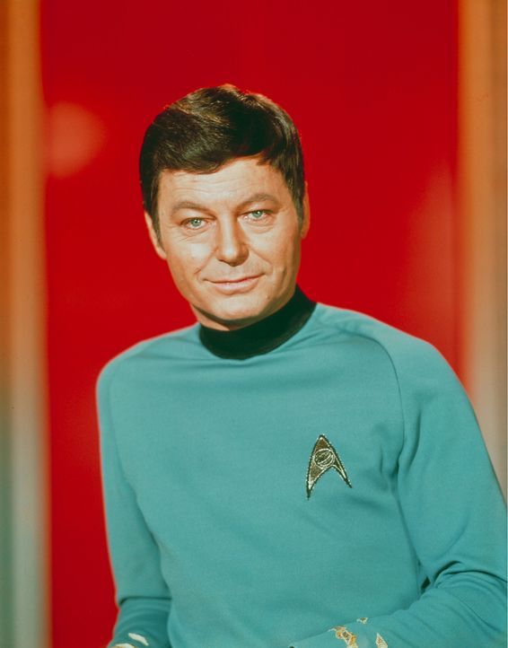 Nicht immer kann Dr. McCoy (DeForest Kelley) Captain Kirks Entscheidungen verstehen ? - Bildquelle: Paramount Pictures
