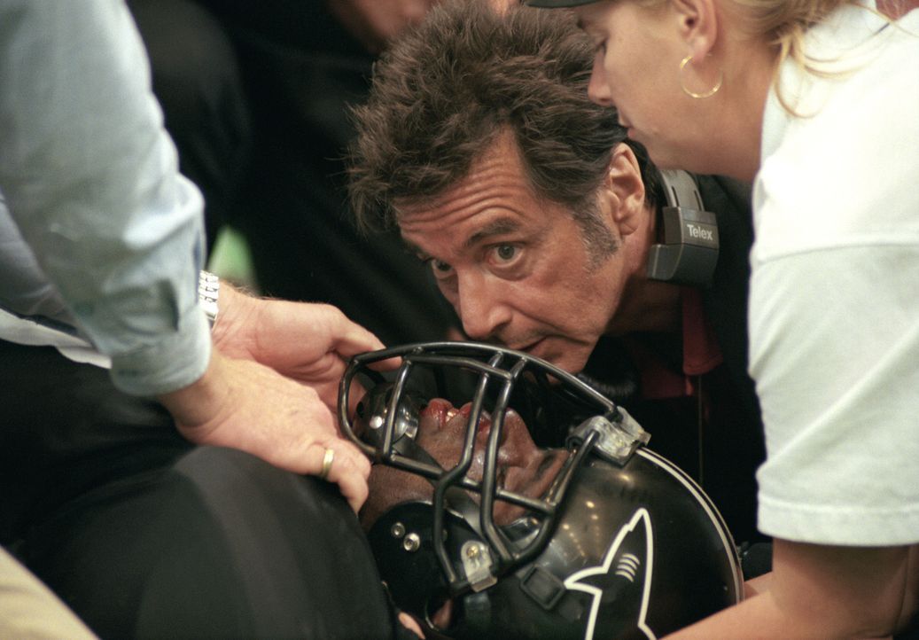 Nach dem Ausfall des Quarterbacks hat Footballtrainer Tony D'Amato (Al Pacino) schon wieder ein neues Problem ... - Bildquelle: Warner Brothers