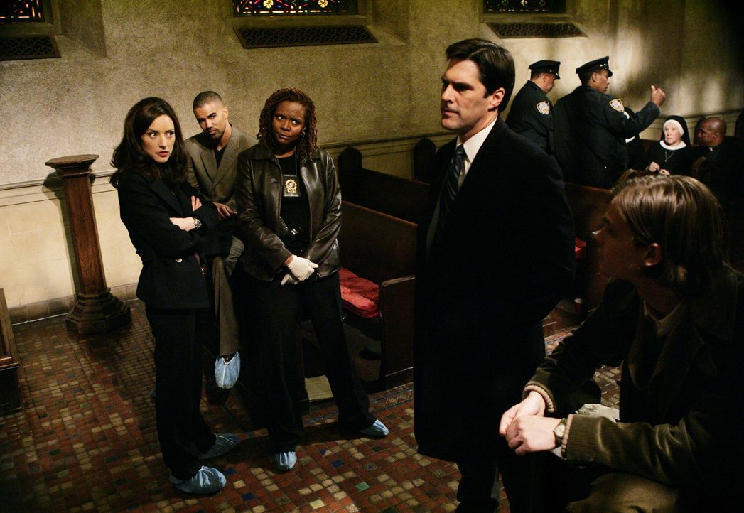 Das BAU-Team wird erstmals nach New York City gerufen, wo jemand in Serie Selbstjustiz ausübt. Aaron (Thomas Gibson, 2.v.r.), Reid (Matthew Gray Gu... - Bildquelle: Touchstone Television