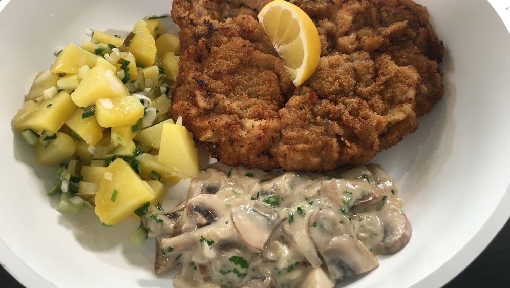 Wiener Schnitzel Mit Kartoffel Gurkensalat Und Rahmchampignons