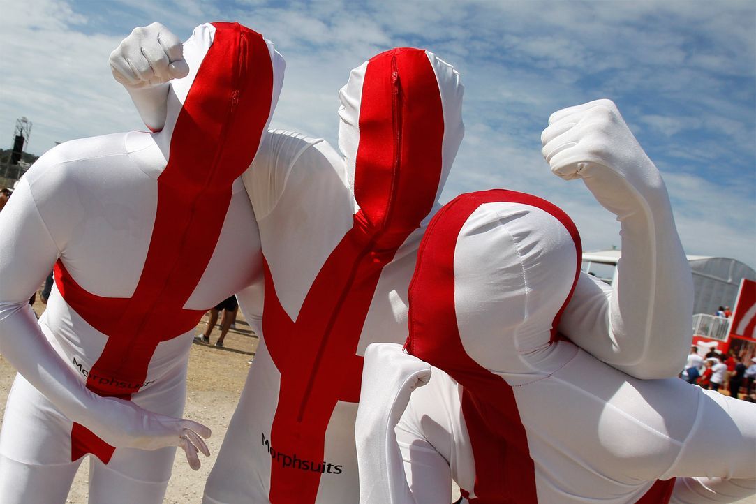 English supporters cheer_JEAN CHRISTOPHE MAGNENET_AFP
