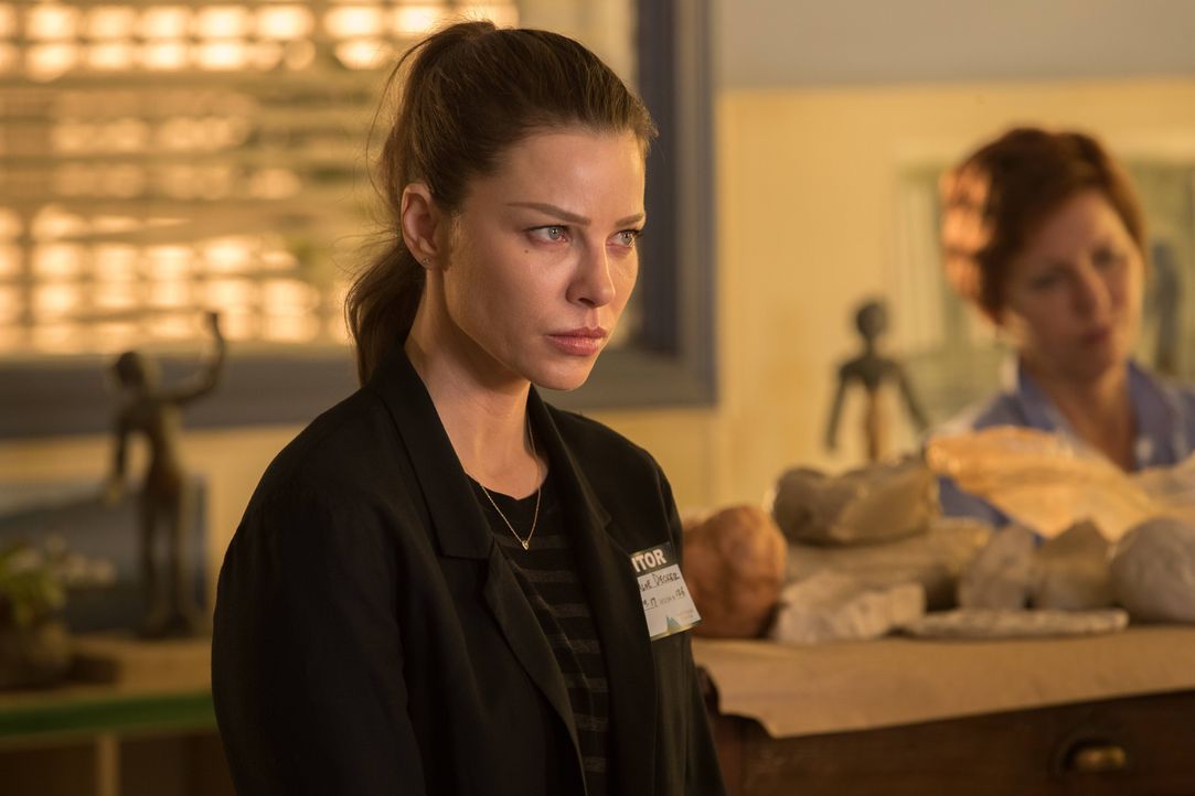 Die plötzliche Nähe, die Maze ständig zu Chloe (Lauren German) sucht, bringt die Polizistin in unangenehme Situationen ... - Bildquelle: 2016 Warner Brothers