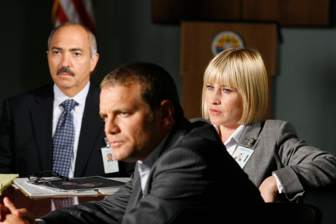(v.l.n.r.) Devalos (Miguel Sandoval), Scanlon (David Cubitt) und Allison (Patricia Arquette) verhören die Verdächtige Diana ... - Bildquelle: Paramount Network Television