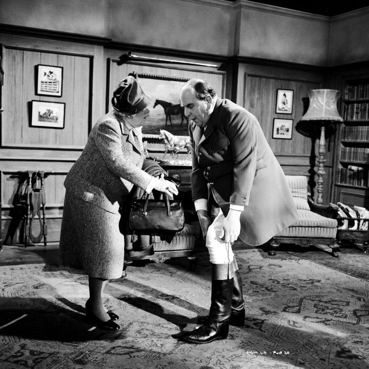 Für Miss Marple (Margaret Rutherford, l.) steht fest, dass Mr. Enderby keinen natürlichen Tod starb. Nur wer hat bei seinem Tod nachgeholfen? Vielle... - Bildquelle: Warner Bros.