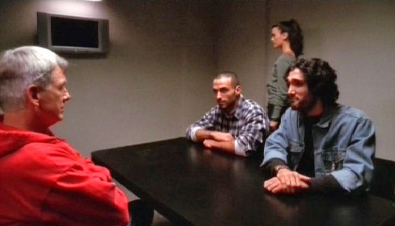 Special Agent Gibbs (Mark Harmon, l.) und Agentin David (Cote de Pablo, 2.v.r.) befragen zwei Verdächtige. - Bildquelle: CBS Television