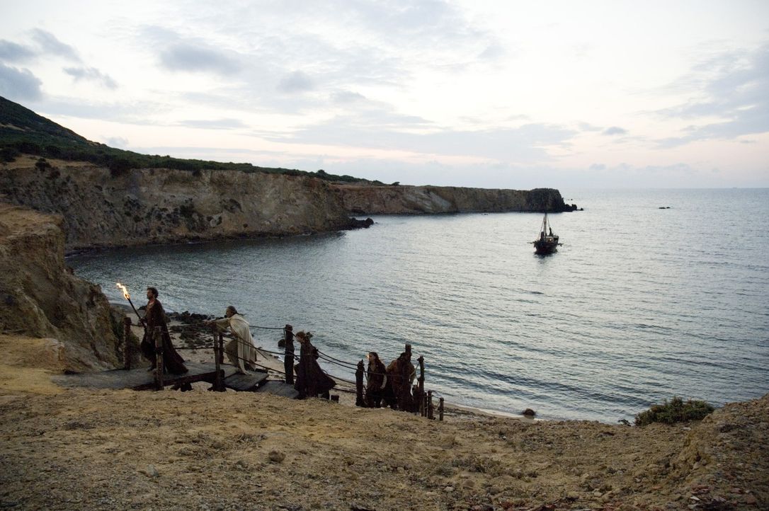 Verfolgt von den Goten führt Aurelius (Colin Firth, l.) seine Freunde auf die Insel Britannien, wo die neunte Legion stationiert ist - die letzte lo... - Bildquelle: TOBIS Filmkunst GmbH & Co. Verleih KG