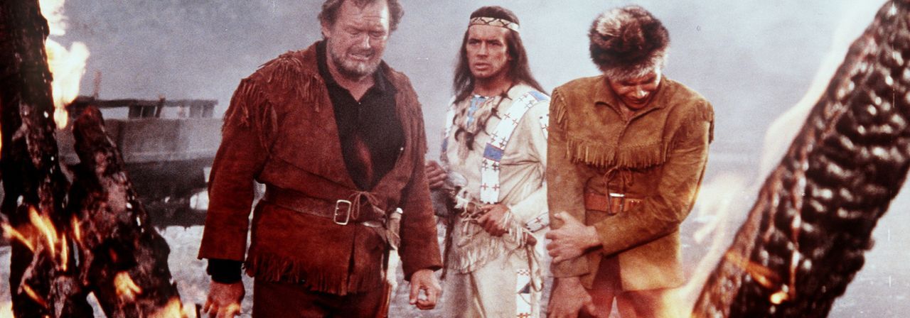 Baumann (Walter Barnes, l.) und dessen Sohn Martin (Götz George, r.) sind der Meinung, dass Indianer die Farm niedergebrannt haben. Winnetou (Pierr... - Bildquelle: Columbia Pictures