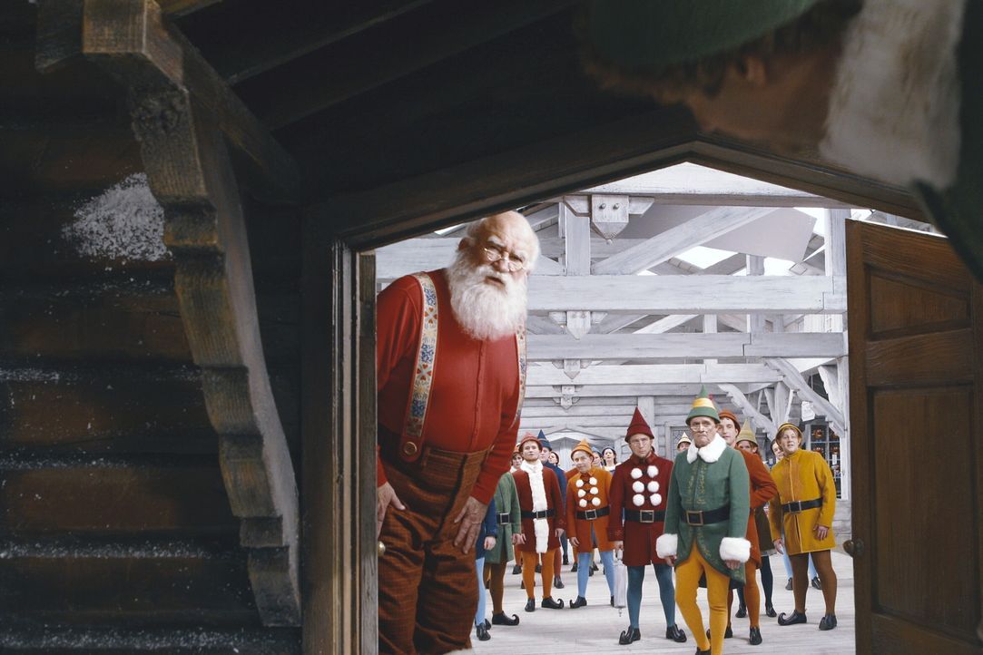 Buddy, der bei den Elfen am Nordpol aufgewachsen ist, möchte den Menschen beweisen, dass es den Weihnachtsmann (Edward Asner, l.) und die Elfen wir... - Bildquelle: Warner Bros. Television