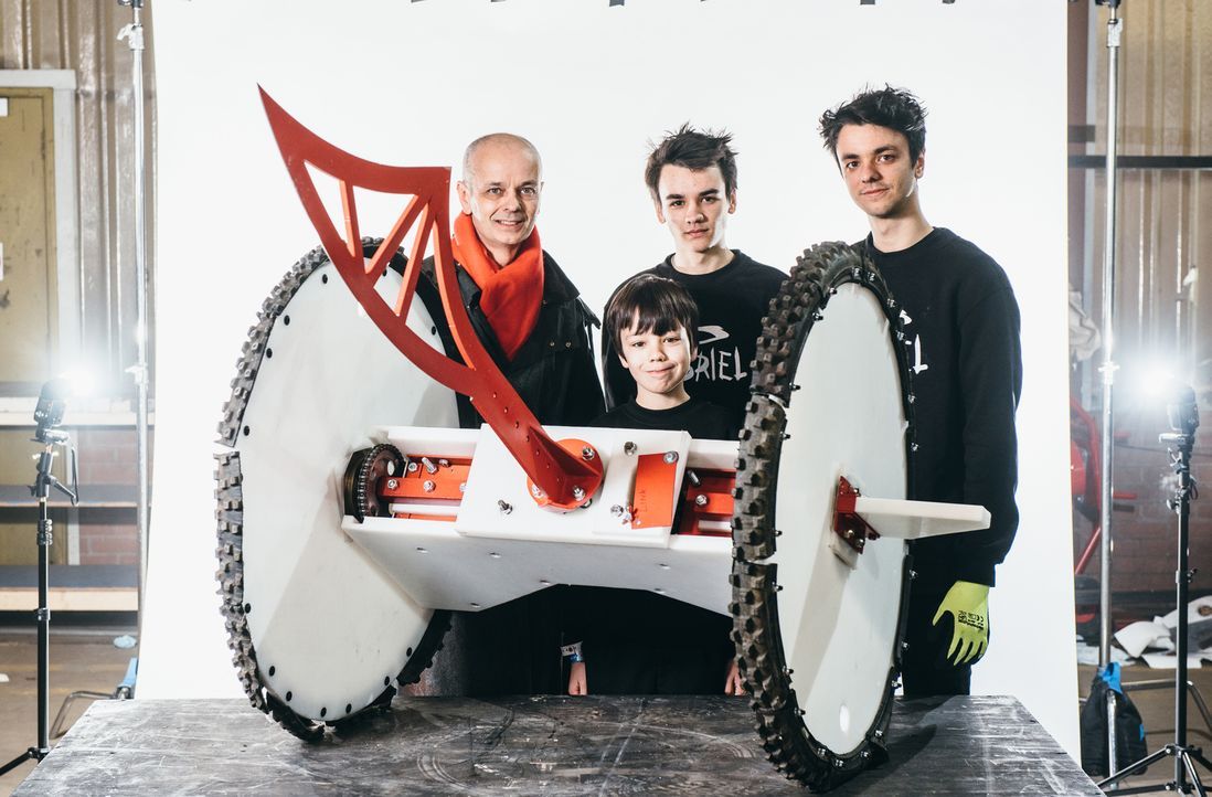 Das Team Gabriel hofft darauf, dass ihr selbst gebauter Roboter in der Kampfarena bestehen wird... - Bildquelle: Andrew Rae 