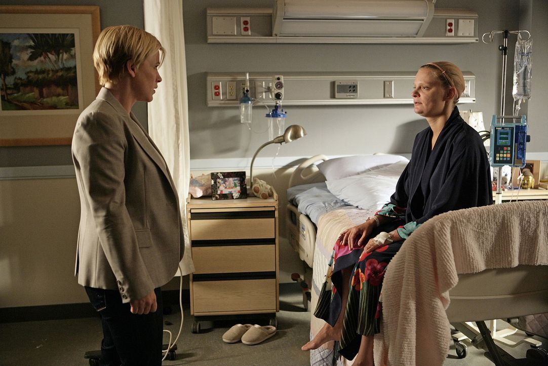Allison (Patricia Arquette, l.) unterhält sich mit ihrer Freundin Rosemary Widdick (Martha Plimpton, r.), die einen lebensbedrohlichen Tumor im Kopf... - Bildquelle: Paramount Network Television
