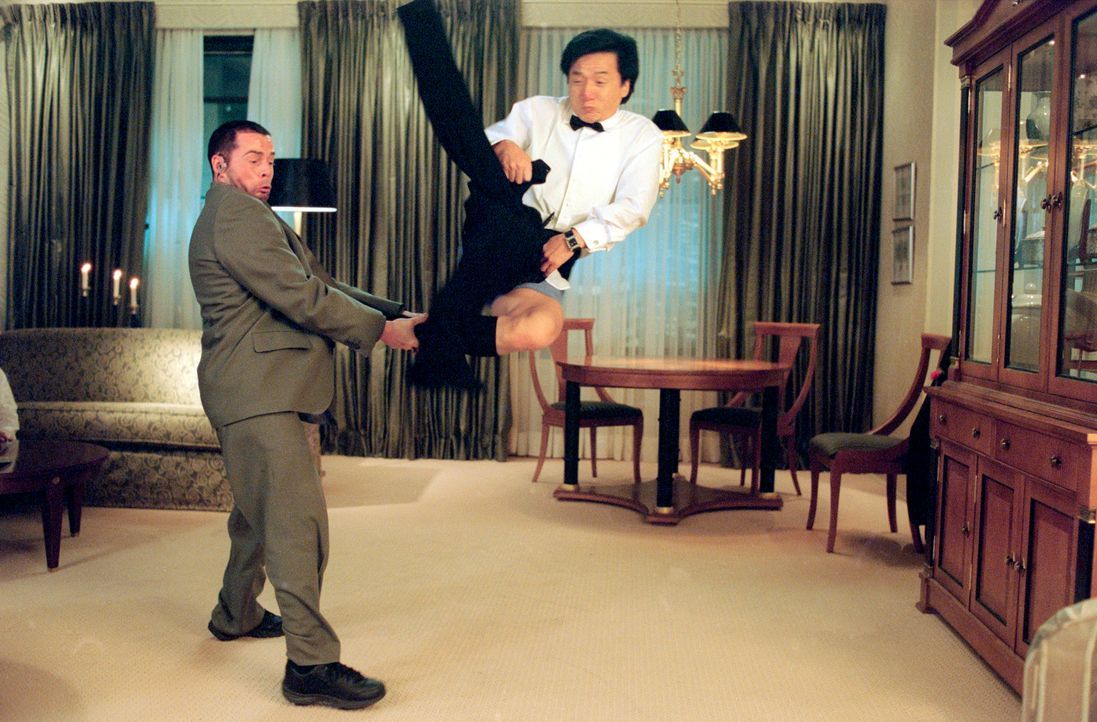Wenn doch Jimmy (Jackie Chan, r.) seinen mit neuester Computertechnik ausgestatteten Wundersmoking endlich unter Kontrolle bringen könnte, dann hätt... - Bildquelle: TM &   2002 DreamWorks LLC. All Rights Reserved