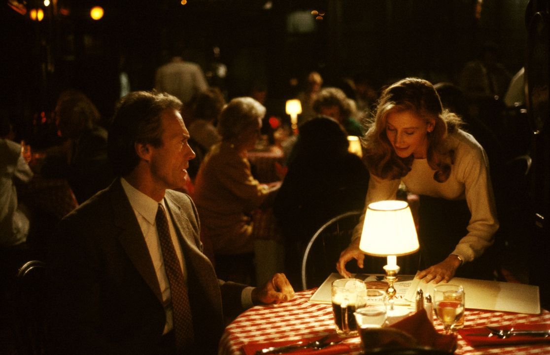 Harry Callahan (Clint Eastwood, l.); Samantha Walker (Patricia Clarkson, r.) - Bildquelle: 1988 Warner Bros. Entertainment Inc. All rights reserved.