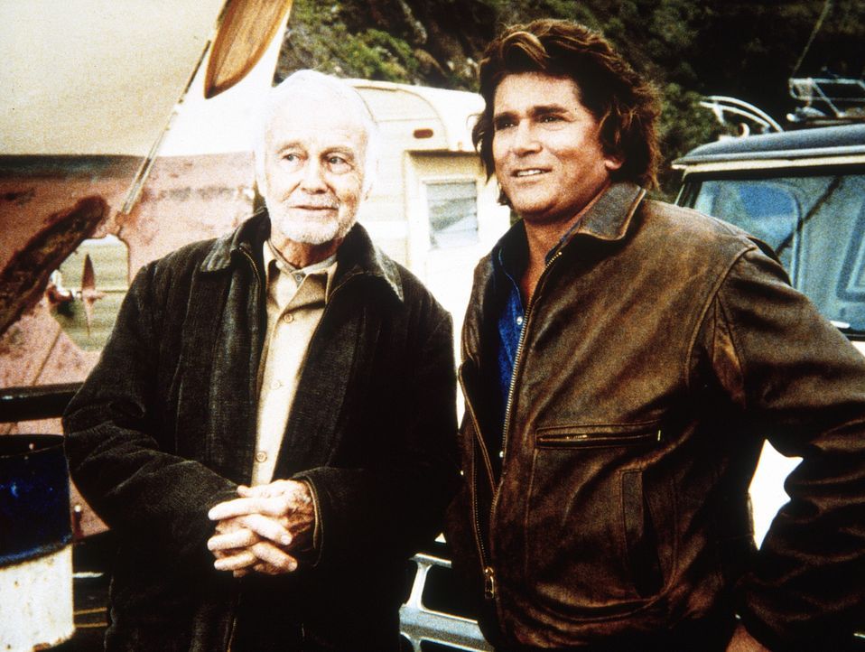 Frank (Lew Ayres, l.) erzählt Jonathan (Michael Landon, r.) von den guten alten Zeiten. - Bildquelle: Worldvision Enterprises, Inc.