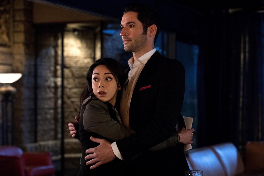 Als Lucifer (Tom Ellis, r.) Ella (Aimee Garcia, l.) um einen Gefallen bittet, darf sie sich im Gegenzug etwas von ihm wünschen. Was wird das sein? - Bildquelle: 2016 Warner Brothers