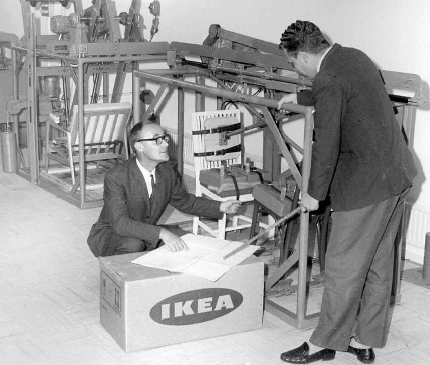 Ingvar Kamprad vor Moebeltestmaschine 1960 
