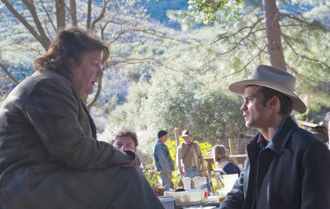 Hat Mags Bennetts (Margo Martindale, l.) Sohn etwas mit dem Überfall auf einen Bus zu tun, bei dem auch ein Mensch ums Leben kam? Raylan Givens (Ti... - Bildquelle: 2011 Sony Pictures Television Inc. and Bluebush Productions, LLC. All Rights Reserved.