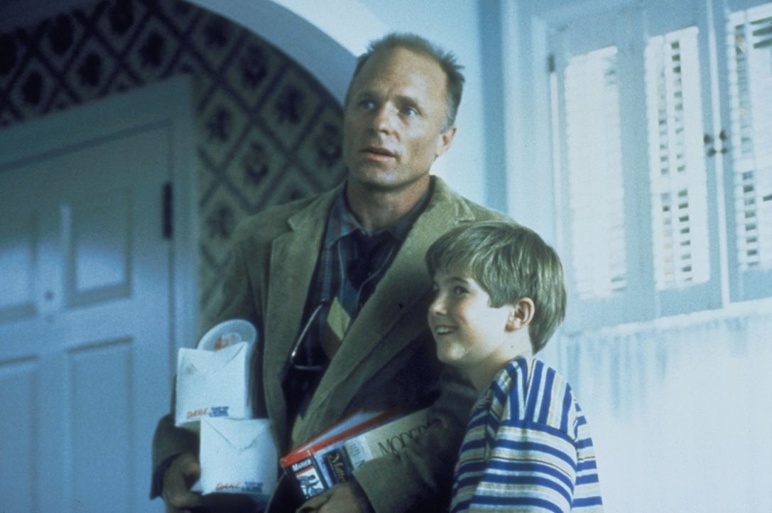 Franks (Michael Patrick Carter, l.) Vater (Ed Harris, r.) ist sehr erfreut über den Besuch seines Sohnes... - Bildquelle: Paramount Pictures