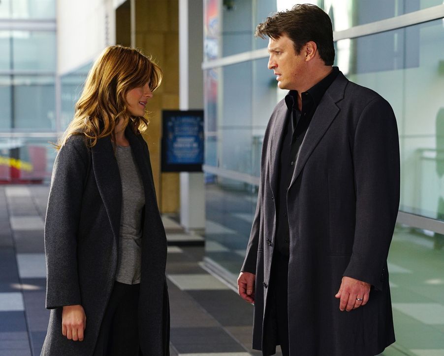 Sind zwar wieder zusammen, wollen das aber noch vor der Öffentlichkeit geheim halten: Beckett (Stana Katic, l.) und Castle (Nathan Fillion, r.) ... - Bildquelle: Richard Cartwright 2015 American Broadcasting Companies, Inc. All rights reserved.
