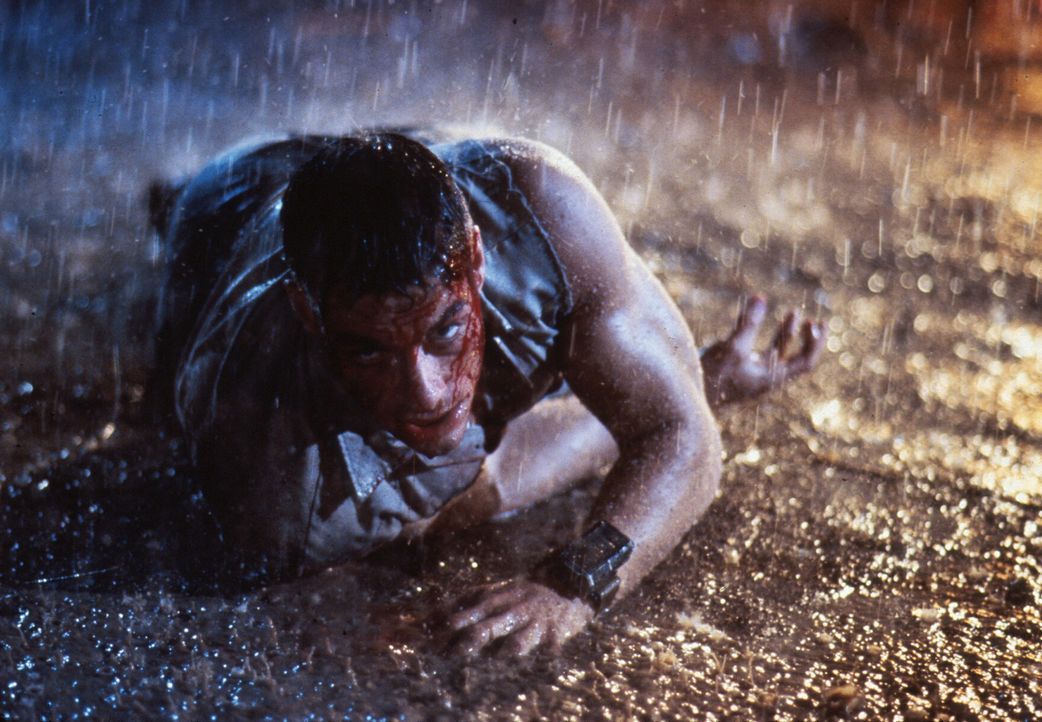 Im Kampf gegen seinen Erzfeind gerät Luc (Jean-Claude Van Damme) von einer gefährlichen Situation in die nächste ... - Bildquelle: 1992 TriStar Pictures