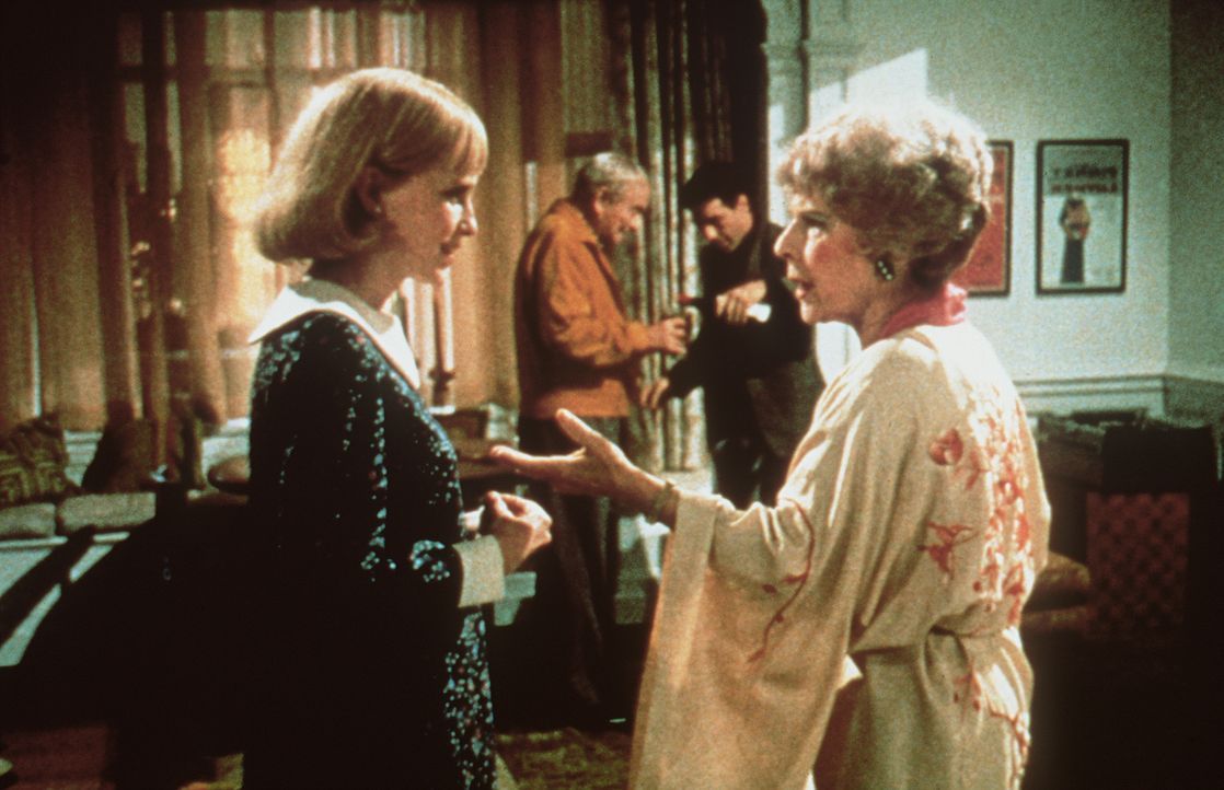 Rosemarie (Mia Farrow, l.) ist erstaunt, wie aufopfernd sich das Nachbarspaar Minnie (Ruth Gordon, r.) und Roman Castevet (Sidney Blackmer, 2.v.l.)... - Bildquelle: Paramount Pictures