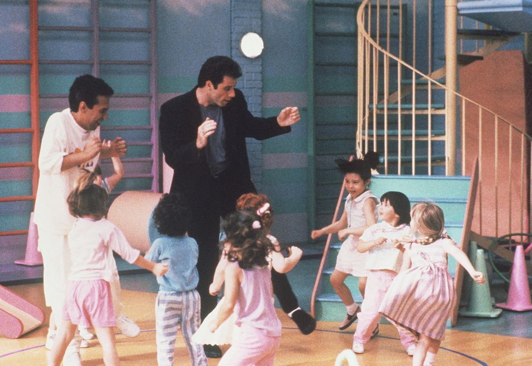 James alias John Travolta sorgt für Saturday Night Fever im Kindergarten. - Bildquelle: TriStar Pictures
