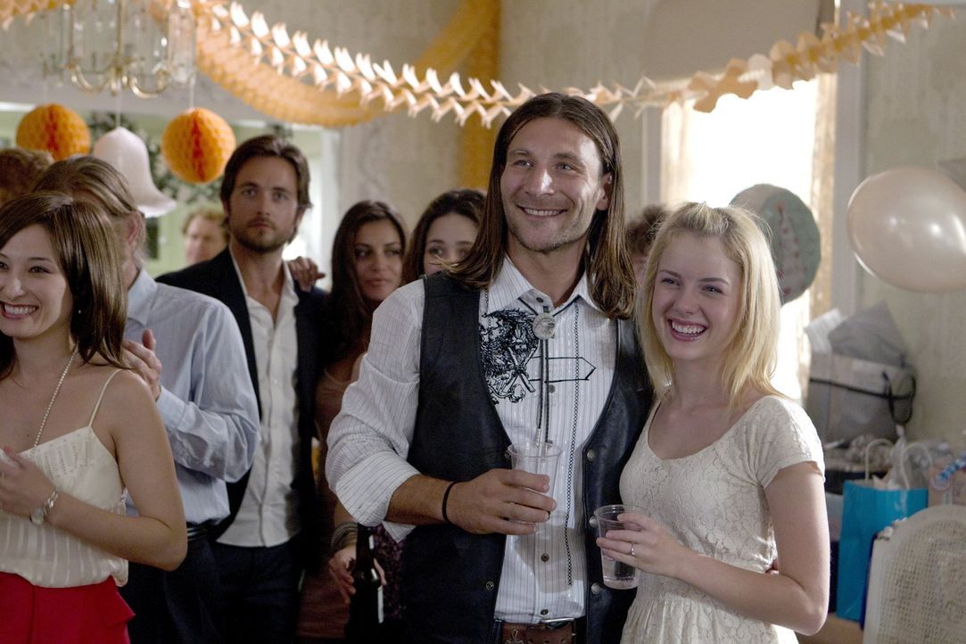 Während Fiona noch mit den Nachrichten über Steve und Estefania zu kämpfen hat, freuen sich Karen (Laura Wiggins, r.) und Jody (Zach McGowan, l.) üb... - Bildquelle: 2010 Warner Brothers