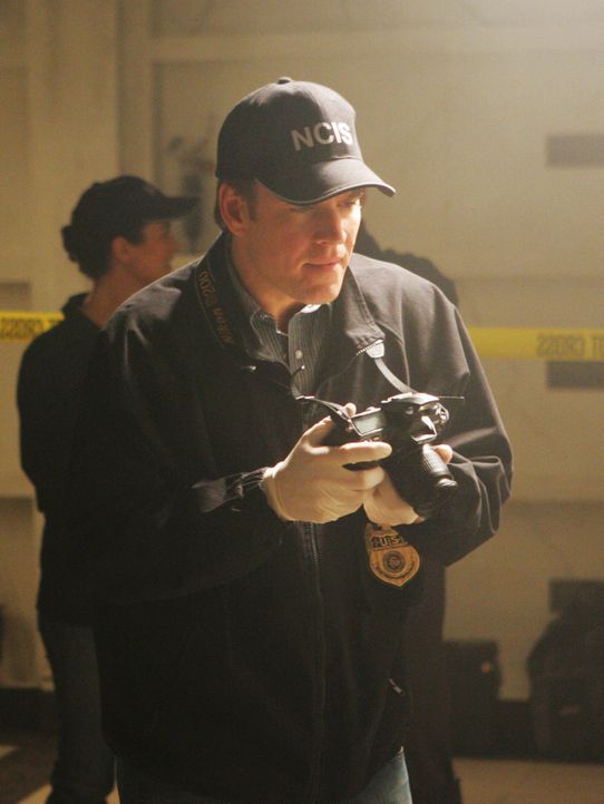 Nach einer Explosion in einer Gruft findet man Überreste mehrerer Leichen, die dort ursprünglich nicht begraben wurden. Tony (Michael Weatherly) ist... - Bildquelle: CBS Television