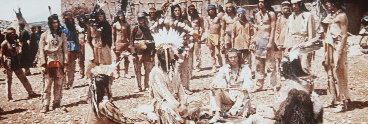 Um Indianer und Weiße wieder zu versöhnen besucht Winnetou (Pierre Brice, M.) den Häuptling der Jicarillos ... - Bildquelle: Columbia Pictures