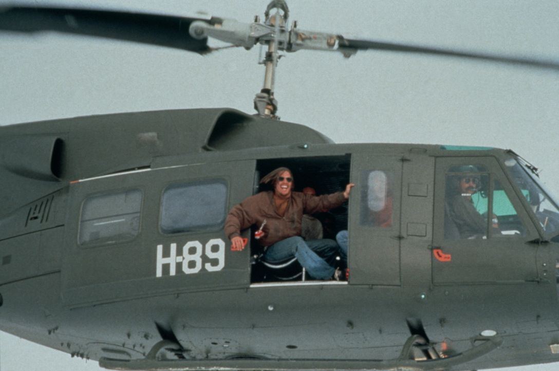 Nando (Ethan Hawke) lotst den Hubschrauber zur Unfallstelle, an der sich die restlichen Überlebenden befinden ... - Bildquelle: Buena Vista Pictures