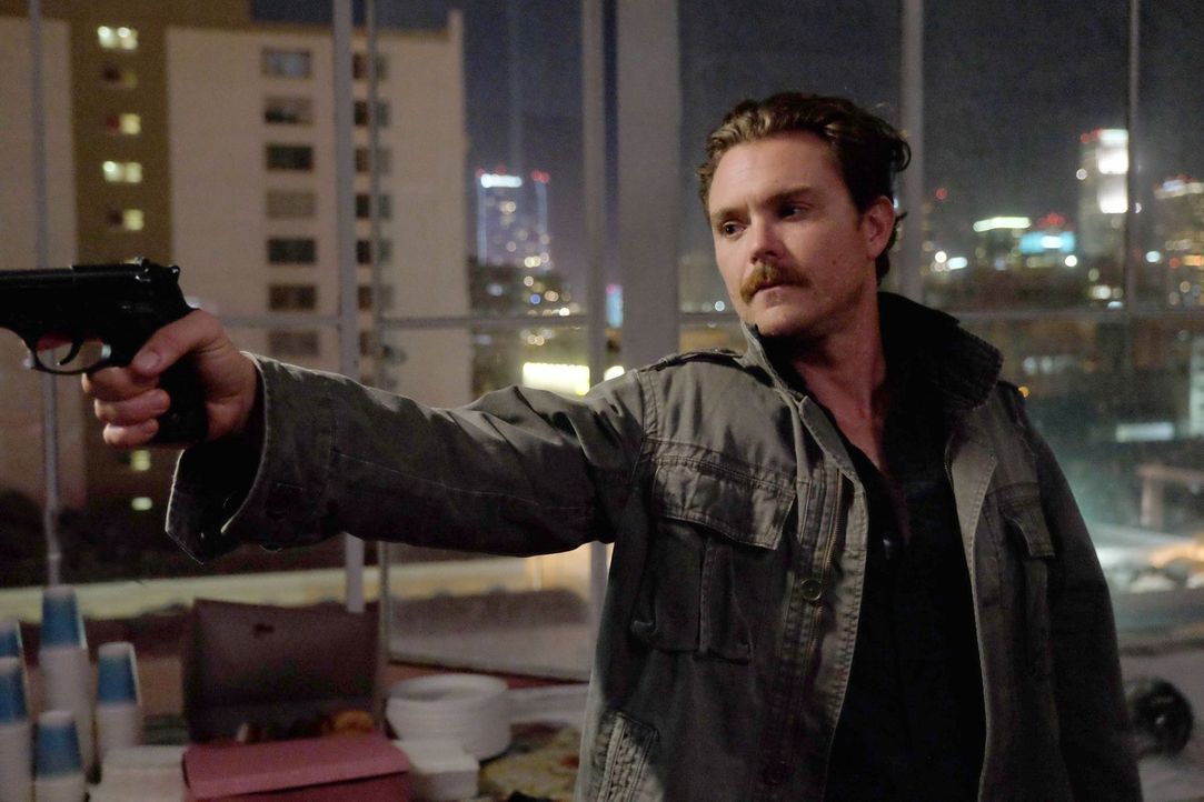 Riggs (Clayne Crawford) und Murtaugh ermitteln in einem neuen Mordfall, bei dem eine Leiche mit einem Loch im Kopf im Fashion District von L.A. gefu... - Bildquelle: 2016 Warner Brothers