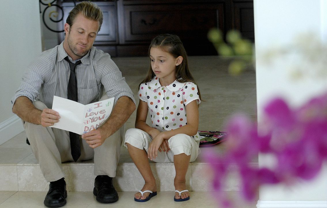 Da er sich während den Ermittlungen im Haus seiner Ex-Frau aufhält, genießt Danny (Scott Caan, l.) die Zeit, die er mit seiner Tochter Grace (Teilor... - Bildquelle: TM &   2010 CBS Studios Inc. All Rights Reserved.