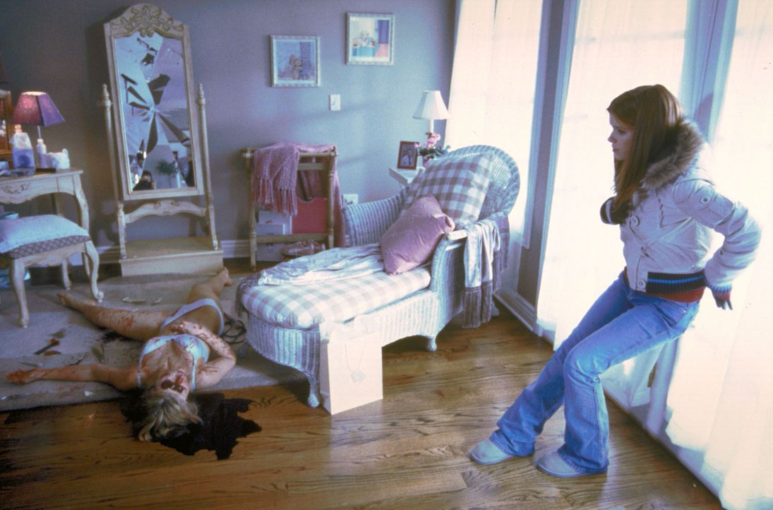 Samantha (Kate Mara, r.) kann nicht glauben, was mit Heather (Audra Lea Keener, l.) geschehen ist ... - Bildquelle: Sony 2007 CPT Holdings, Inc.  All Rights Reserved.