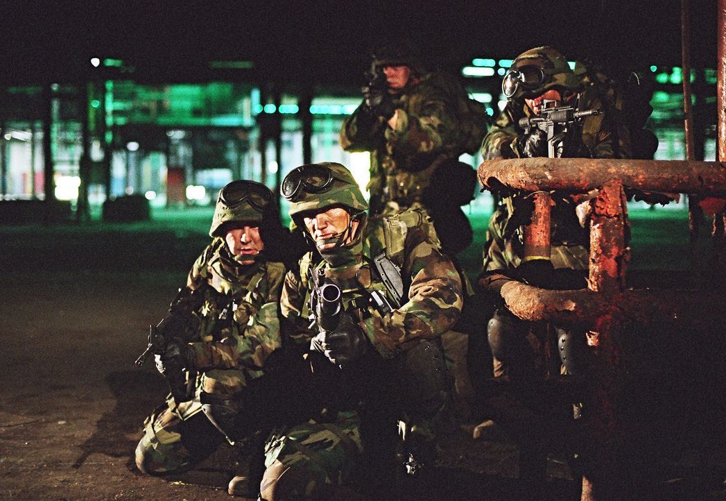 Tag für Tag quälen den ehemaligen Special Force Marinesoldaten Sam Decker (Dolph Lundgren, 2.v.l.) die Erinnerungen aus dem Kosovo-Krieg ... - Bildquelle: Nu Image