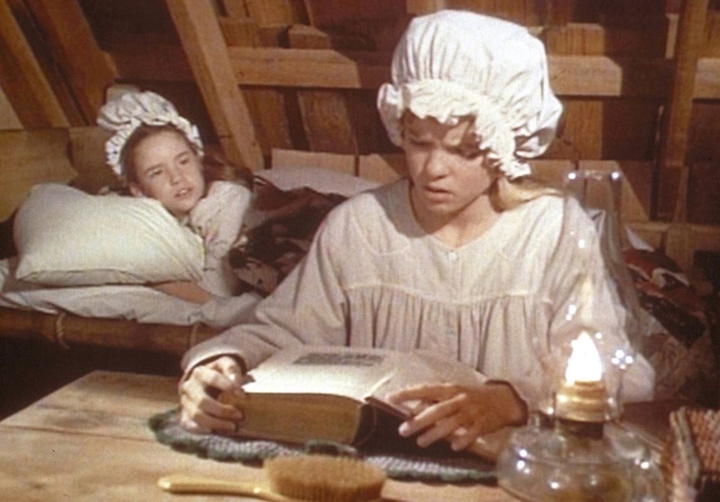 Laura (Melissa Gilbert, l.) kann nicht schlafen, weil Mary (Melissa Sue Anderson, r.) bis in die Nacht lernt. - Bildquelle: Worldvision