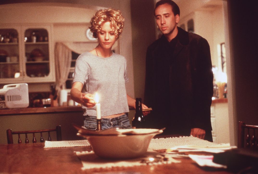 Der in sich gekehrte Seth (Nicolas Cage, r.) ist von Maggies Verzweiflung über den Tod eines ihrer Patienten fasziniert. Als Engel kann er sie nur s... - Bildquelle: Warner Bros.