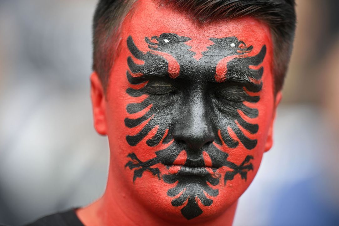Albanian_fan_face_MARTIN BUREAU_AFP - Bildquelle: AFP / MARTIN BUREAU